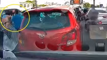 Công an triệu tập tài xế taxi tấn công người phụ nữ giữa đường
