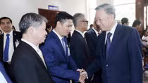 Chủ tịch nước thăm Đại sứ quán và gặp gỡ cộng đồng người Việt Nam tại Lào