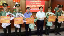 Khen thưởng thành tích triệt phá đường dây đánh bạc 20 tỷ đồng/ngày