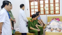 Thăm hỏi động viên cán bộ chiến sĩ bị thương khi đang làm nhiệm vụ