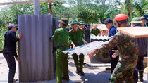 Công an Hương Sơn giúp dân khắc phục thiệt hại do lốc xoáy gây ra