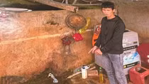 Bị than phiền do đi nhậu về khuya, chồng đổ xăng đốt vợ đang mang thai 8 tháng