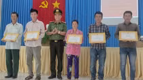 Công an tỉnh Tiền Giang khen thưởng 5 người dân phát hiện 84 gói nghi chứa ma túy