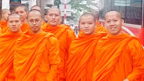 Ấn tượng màu áo cà sa tại điểm thi tốt nghiệp ở Sóc Trăng