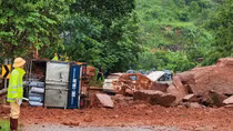 Đá lớn từ taluy lăn trúng ô tô tải và xe con, 8 người bị thương