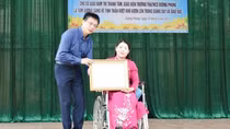 Tặng Bằng khen của Bộ trưởng Bộ GD&ĐT cho giáo viên khuyết tật tiêu biểu