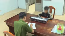 Nhóm thanh thiếu niên cạy phá lấy trộm tiền trong máy bán hàng tự động