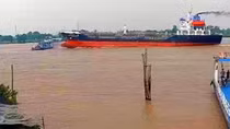 Tàu hàng siêu trường tông phà chở người trên sông Vàm Nao