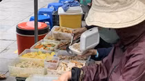 Ngộ độc từ những thức ăn không rõ nguồn gốc, bán tràn lan trên hè phố