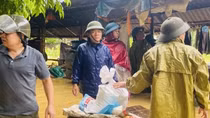 Công an huyện Quốc Oai, Thạch Thất kịp thời hỗ trợ người dân chịu ảnh hưởng của bão số 2