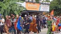 Thêm trường hợp bị sốc nhiệt trong lúc bộ hành cùng ông Thích Minh Tuệ