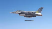 Mỹ cấp bom lượn "khủng", hứa đào tạo 18 phi công F-16 cho Ukraine