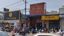 Đeo thử vàng rồi ù té bỏ chạy