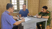 Khởi tố 2 đối tượng khai thác cát trái phép, chống người thi hành công vụ