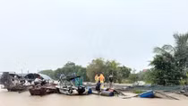 Công an Nam Định cứu gia đình 3 người trên bè cá trôi dạt trên sông Hồng