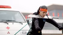 Nữ đặc nhiệm trình diễn khí công, kẹp đao vào cổ kéo ôtô