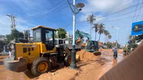 Khẩn trương khắc phục hậu quả sự cố cát đỏ tràn xuống đường vùi lấp nhà cửa
