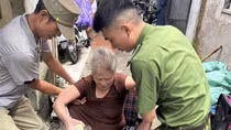 Được Công an vận động, hàng trăm hộ dân quận Hoàn Kiếm sơ tán chạy lũ