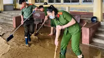 Công an Quảng Trị chung tay dọn dẹp trường lớp, giúp học sinh sớm trở lại trường