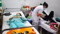 Ăn thức ăn vỉa hè, 12 học sinh ở Nha Trang nhập viện