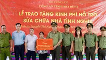 Công an Hoà Bình trao tặng kinh phí sửa chữa nhà cho gia đình liệt sĩ