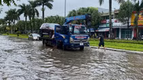 Mưa trắng trời, nhiều tuyến đường ở TP Tam Kỳ ngập sâu