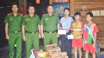 Công an Đắk Nông trao tặng quà hỗ trợ 3 chị em mồ côi cả cha lẫn mẹ