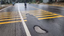 Đường nghìn tỷ vừa thi công xong đã bong tróc