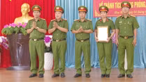 Thưởng nóng lực lượng khám phá nhanh vụ dàn cảnh cướp giật tài sản