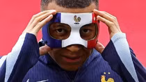 Kylian Mbappe tái xuất trên sân tập với mặt nạ siêu ngầu