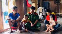 Bộ trưởng Lương Tam Quang biểu dương chiến sĩ nghĩa vụ dũng cảm cứu sống 2 cháu bé đuối nước