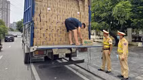CSGT phát hiện 9 tấn bánh Trung thu và thực phẩm các loại chuyển về Hà Nội