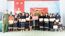 Công an xã mở lớp học tình thương gieo con chữ, trao sinh kế
