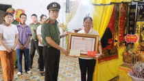 Truy tặng Huân chương Bảo vệ Tổ quốc cho Công an viên Hoàng Thế Thắng