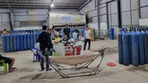 Bắt xe tải vận chuyển khí cười, lộ ra kho sang chiết số lượng khủng