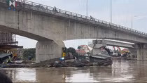 Khắc phục sự cố 2 bè cá trôi dạt trên sông Thái Bình mắc vào trụ cầu Hợp Thanh