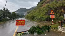 Một ngọn núi ở Thanh Hoá nứt toác, các hộ dân di dời khẩn
