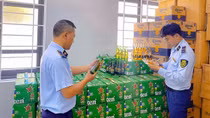 Tạm giữ 2.800 chai bia ngoại nhập không có hóa đơn, chứng từ hợp pháp