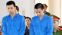Ba mẹ con hầu toà vì mẹ che giấu hành vi giết người của 2 con