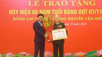 Thượng tướng Nguyễn Văn Hưởng đón nhận Huy hiệu 60 năm tuổi Đảng