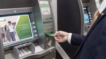 Cảnh giác với thiết bị lạ khi rút tiền tại ATM