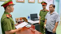 Không chấp hành việc đo nồng độ cồn, còn dùng đá ném Công an