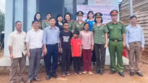 Niềm vui của trẻ mồ côi trước ngày khai giảng năm học mới