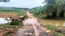 Đi qua khe nước để về nhà, cháu bé bị nước cuốn thương tâm