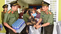 Công an Tiền Giang chung sức hỗ trợ người dân vùng hạn mặn