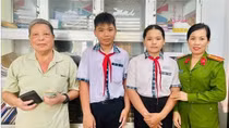 Hai học sinh trả lại gần 11 triệu đồng cho người đánh rơi