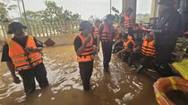 Bữa cơm vội của CBCS Công an Hải Dương khi phòng chống bão lũ