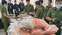 Thu giữ 12.000 viên "hồng phiến" được giấu trong bình đựng măng ớt