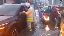 Mưa kéo dài làm nhiều tuyến đường ngập sâu, CSGT dầm mình giúp dân trong mưa