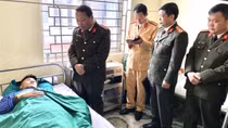 Thăm hỏi, động viên chiến sĩ bị thương khi làm nhiệm vụ